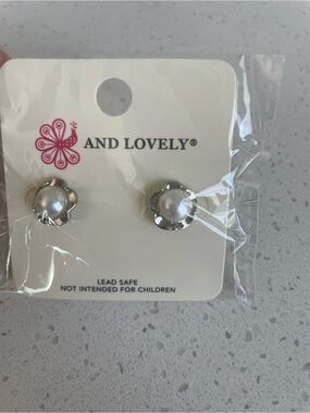 And Lovely Faux Pearl Style Flower Stud Earrings New with tags